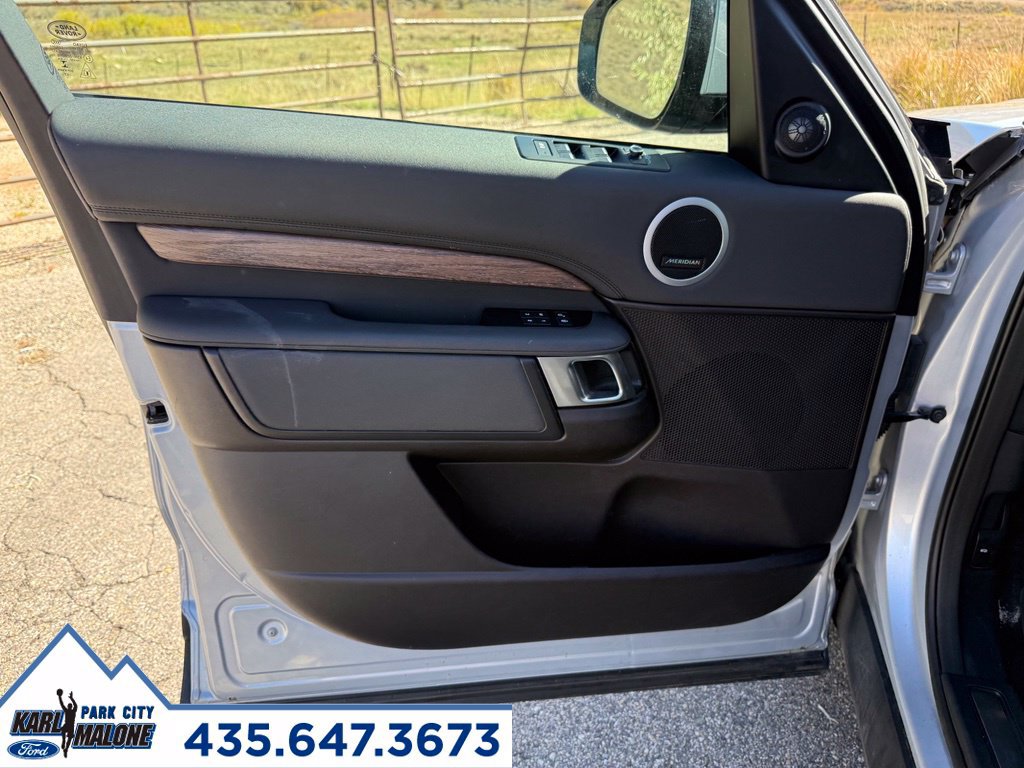 Used 2017 Land Rover Discovery HSE AWD/4WD image 11
