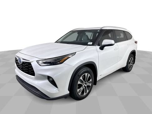 Used 2023 Toyota Highlander XLE AWD/4WD image 1