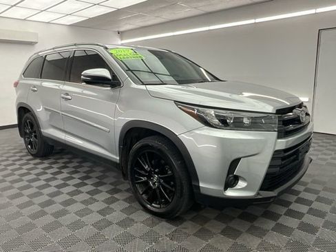Used 2019 Toyota Highlander SE w/ Protection Package #3 image 3