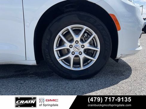 Used 2024 Chrysler Pacifica Touring-L FWD image 32