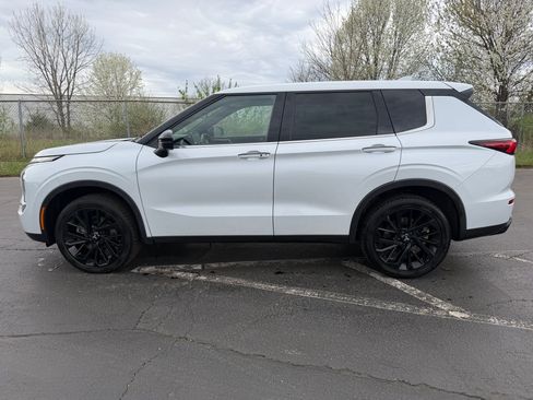 Used 2023 Mitsubishi Outlander SE Black Edition image 8