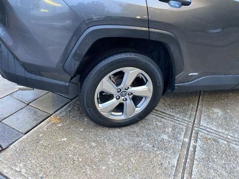 Used 2021 Toyota RAV4 XLE Premium image 14