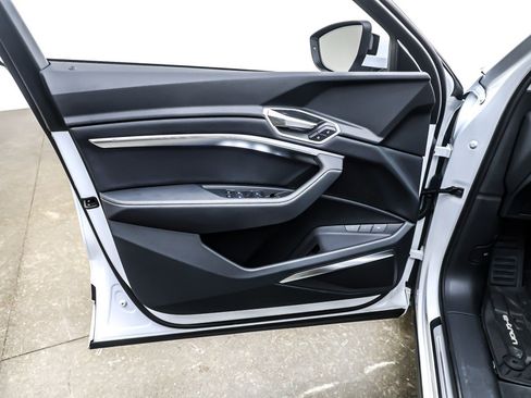 Used 2024 Audi Q8 e-tron Premium Plus w/ Premium Plus Package image 22