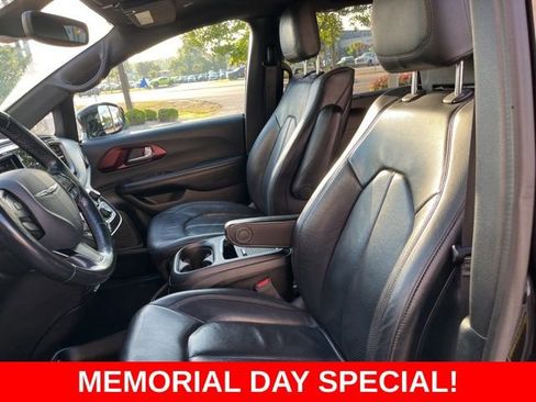 Used 2020 Chrysler Pacifica Touring-L FWD image 7