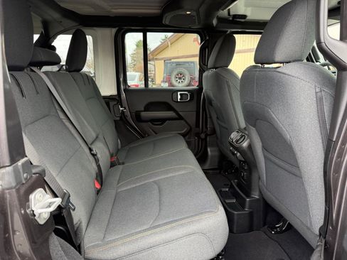 Used 2025 Jeep Wrangler Unlimited Sahara AWD/4WD image 25