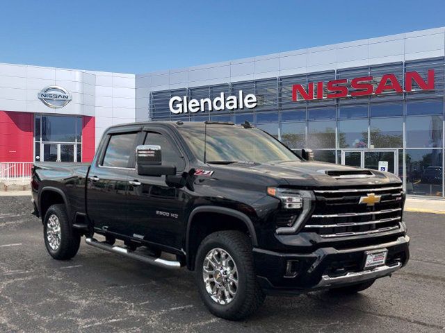 Used 2025 Chevrolet Silverado 2500 LT w/ Z71 Chrome Sport Edition AWD/4WD image 3