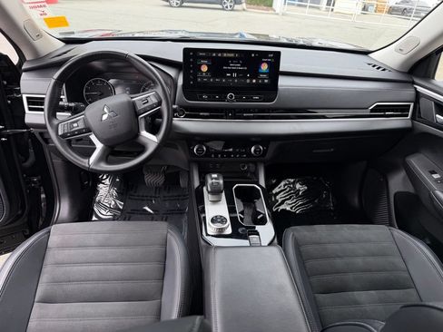 Used 2025 Mitsubishi Outlander SE FWD image 16