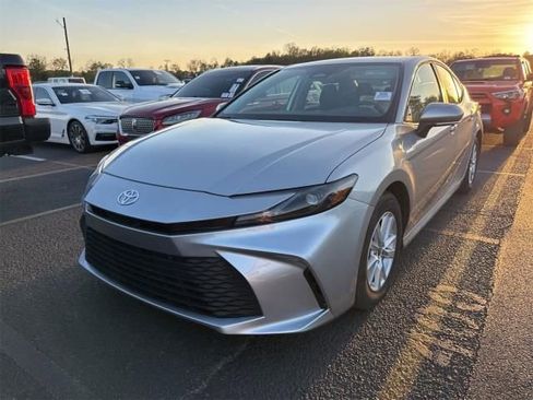 Used 2025 Toyota Camry LE image 3