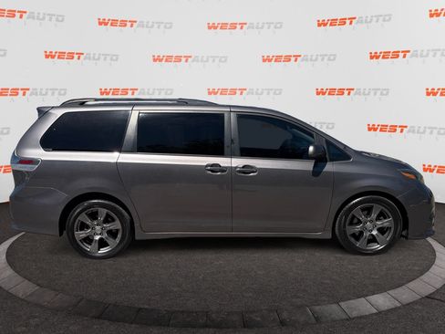 Used 2017 Toyota Sienna SE w/ SE Preferred Package FWD image 6
