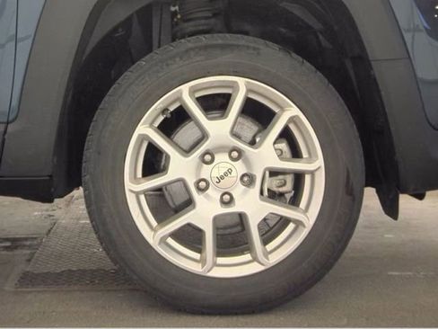 Used 2023 Jeep Renegade Latitude AWD/4WD image 20