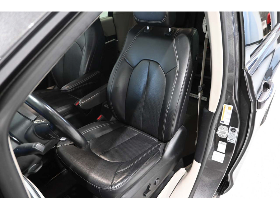 Used 2022 Chrysler Pacifica Touring-L FWD image 14