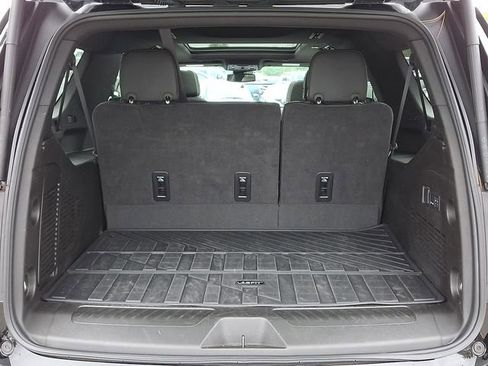 Used 2024 GMC Yukon XL SLT image 32