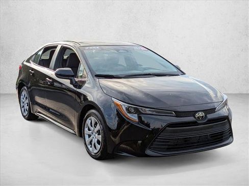 Used 2025 Toyota Corolla LE image 3