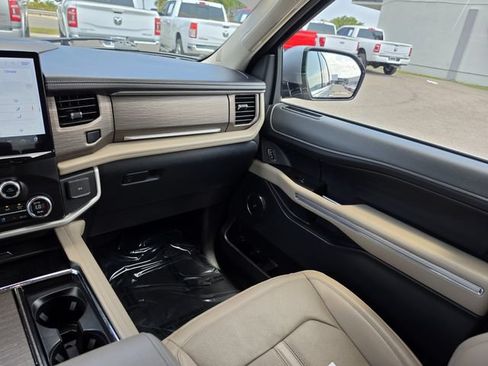 Used 2024 Ford Expedition Max Limited RWD image 11
