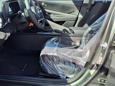 New 2025 Hyundai Elantra SE image 16