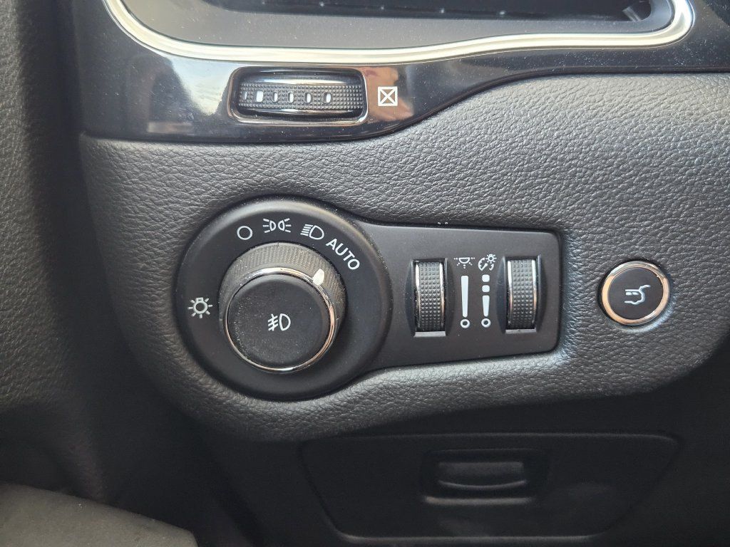 Used 2023 Jeep Cherokee Altitude Lux AWD/4WD image 23