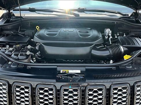 Used 2017 Jeep Grand Cherokee Altitude AWD/4WD image 9