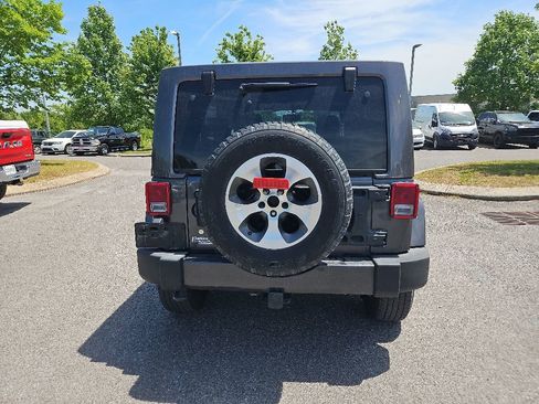 Used 2017 Jeep Wrangler Unlimited Sahara w/ Connectivity Group AWD/4WD image 6
