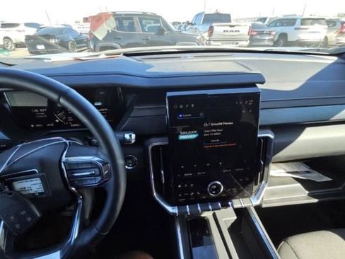 Used 2025 GMC Acadia Elevation image 3