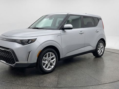 Used 2025 Kia Soul LX w/ LX Technology Package image 3