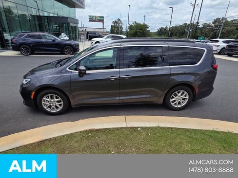 Used 2022 Chrysler Pacifica Touring-L FWD image 2