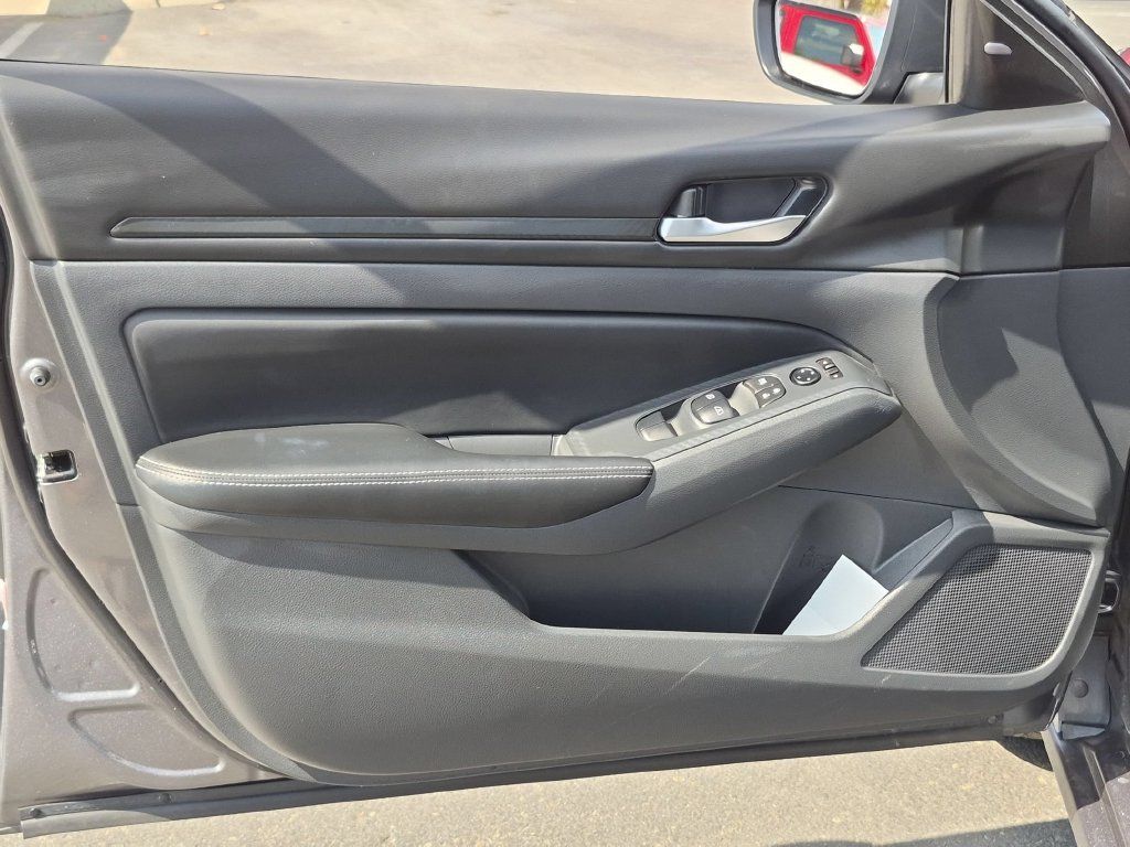 Used 2025 Nissan Altima 2.5 SV AWD/4WD image 11