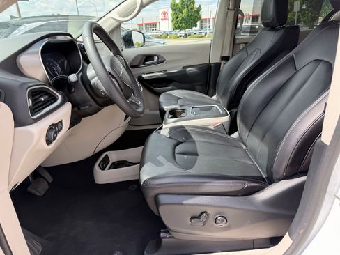 Used 2024 Chrysler Pacifica Touring-L FWD image 17
