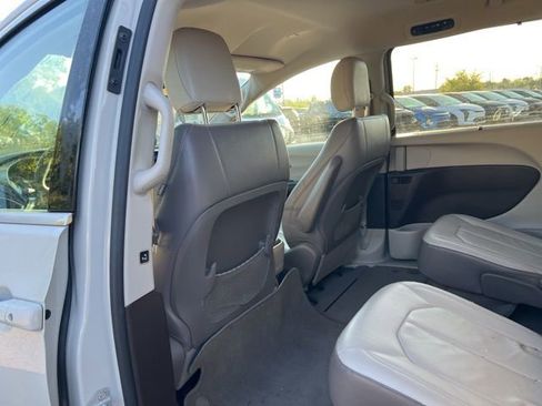 Used 2017 Chrysler Pacifica Touring-L w/ Tire & Wheel Group FWD image 12