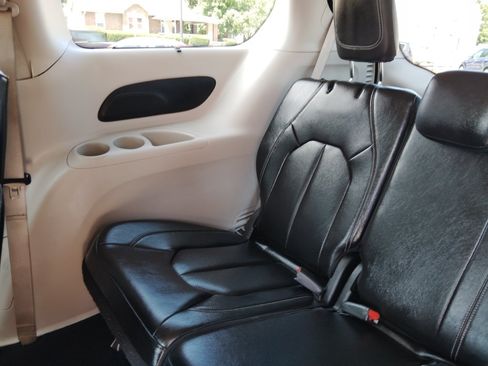 Used 2022 Chrysler Pacifica Touring-L FWD image 27