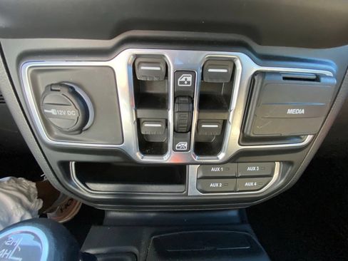 Used 2022 Jeep Wrangler Unlimited Sahara AWD/4WD image 18