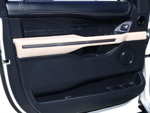 Used 2023 Ford Expedition Platinum image 18