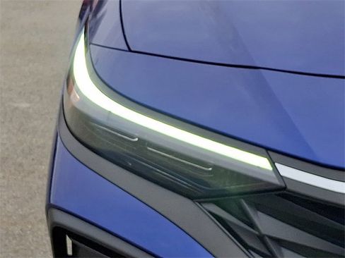 Used 2025 Hyundai Elantra SE image 9