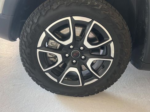 Used 2025 Jeep Compass Trailhawk AWD/4WD image 32