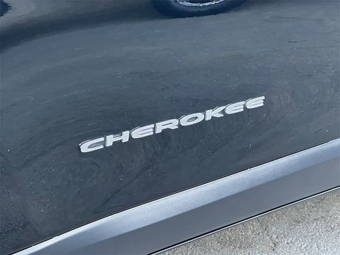 Used 2018 Jeep Cherokee Limited w/ Technology Group image 6