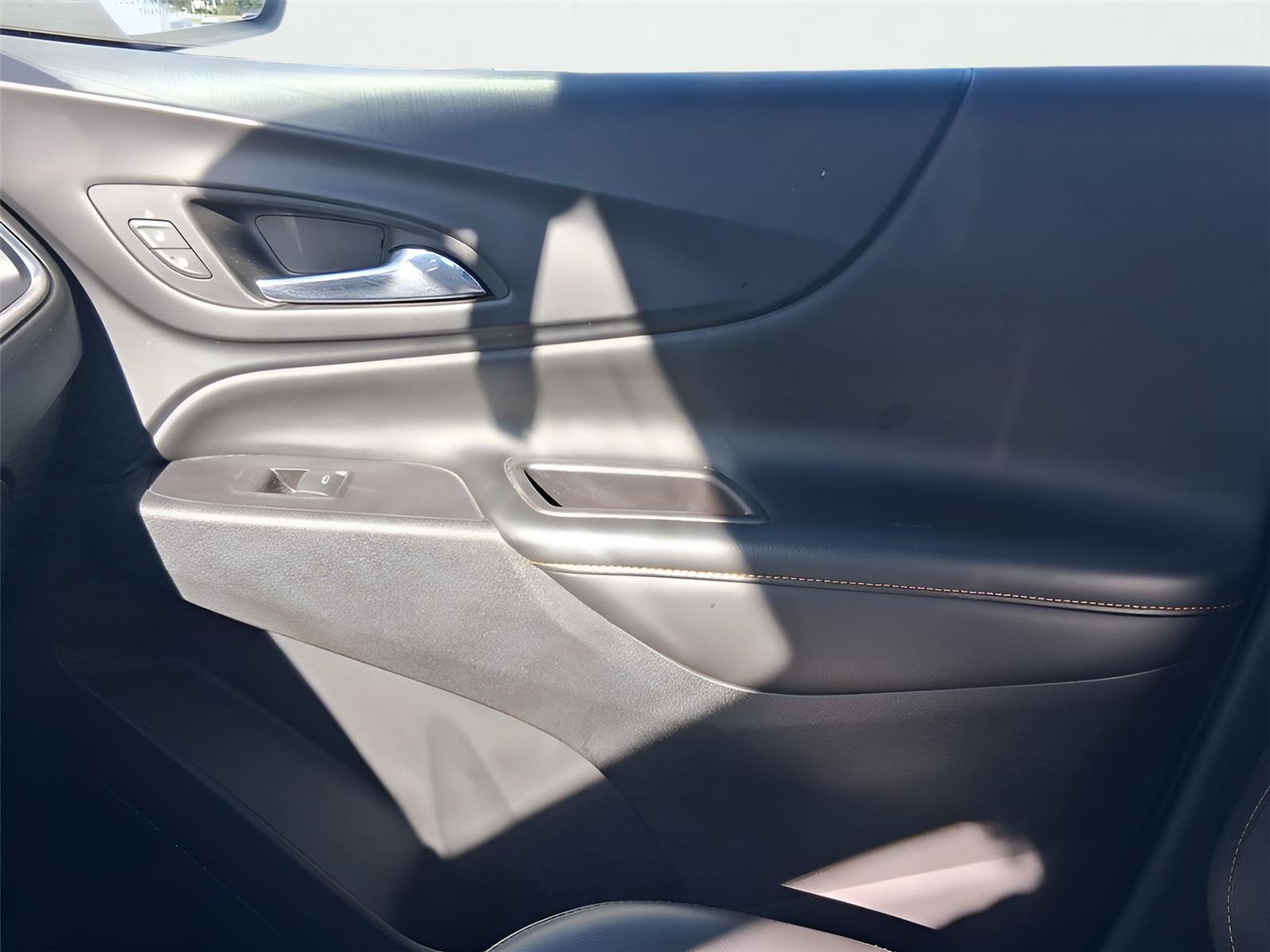 Used 2018 Chevrolet Equinox Premier FWD image 11