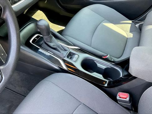 Used 2020 Toyota Corolla LE image 16