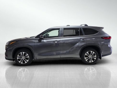 Used 2023 Toyota Highlander XLE FWD image 4