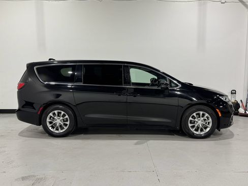 Used 2026 Chrysler Pacifica Limited FWD image 21