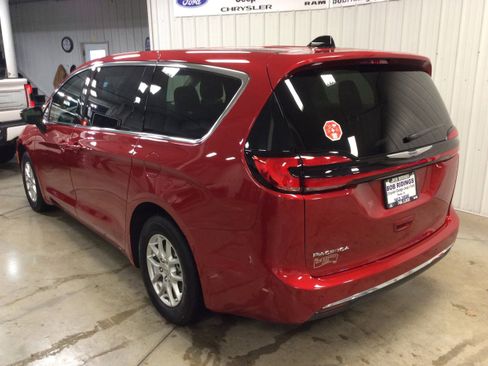 Used 2024 Chrysler Pacifica Touring-L image 3