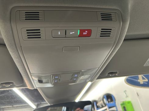 Used 2024 Volkswagen Tiguan SE image 35