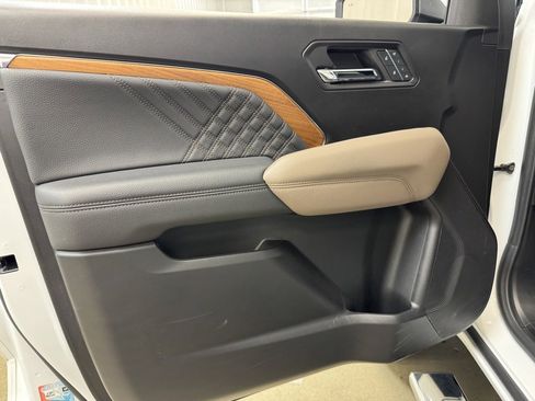 Used 2024 GMC Canyon Denali image 9