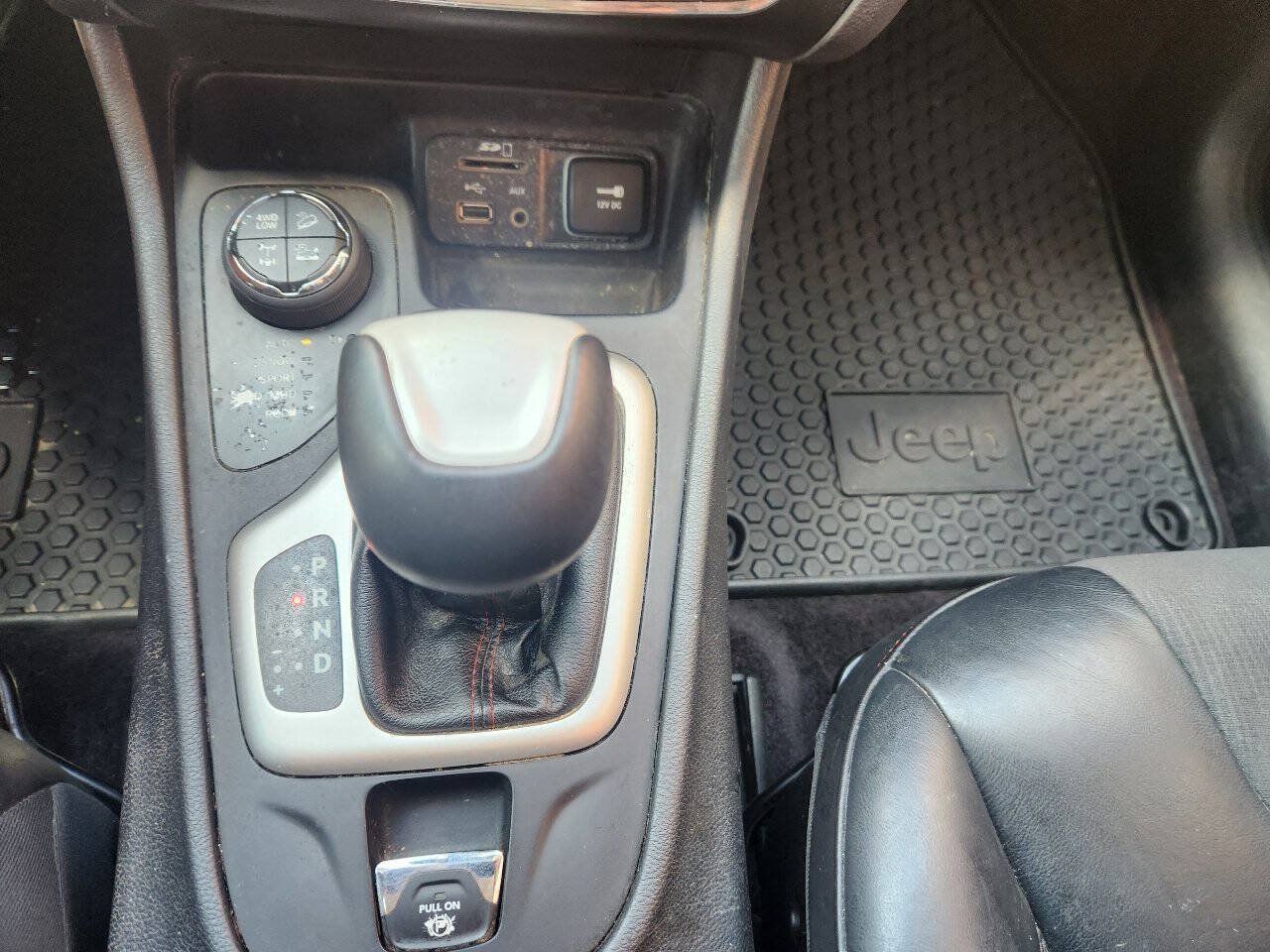Used 2017 Jeep Cherokee Trailhawk w/ Cold Weather Group AWD/4WD image 23