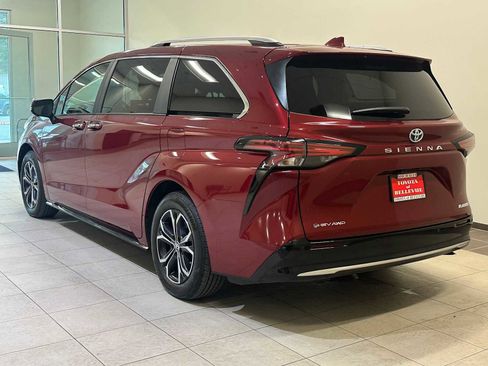 Certified 2025 Toyota Sienna Platinum image 4