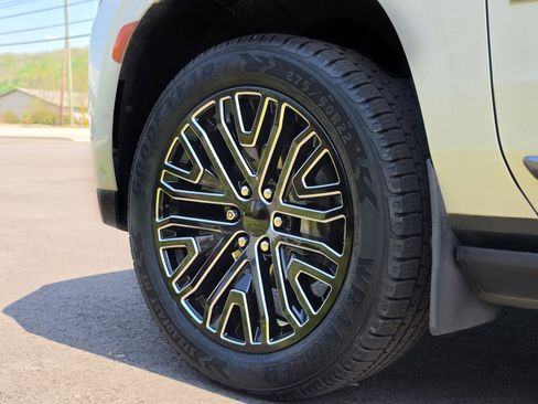 Used 2023 GMC Yukon XL Denali Ultimate AWD/4WD image 10