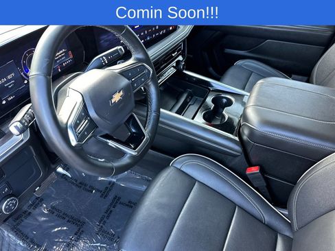 Used 2025 Chevrolet Suburban Premier image 10