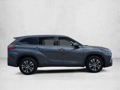Certified 2020 Toyota Highlander XLE FWD image 4