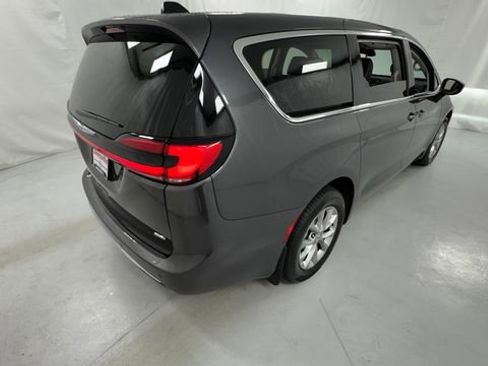 Used 2023 Chrysler Pacifica Touring-L AWD/4WD image 3
