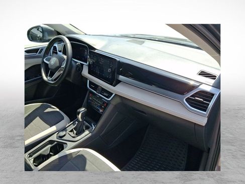 Used 2025 Volkswagen Taos SE AWD/4WD image 12