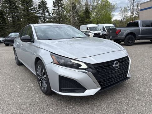 Used 2024 Nissan Altima 2.5 SV FWD image 3