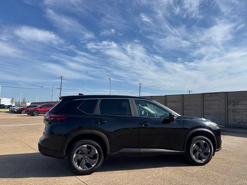 Certified 2025 Nissan Rogue SV FWD image 22
